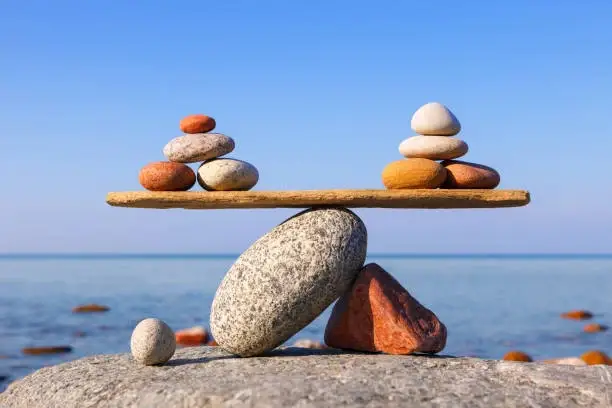 Sten i balance på stranden – Værdi og Værdighed
